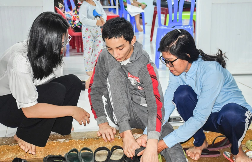 Các bạn nhỏ gặp khó khăn trong sinh hoạt đều được cô Đức (bìa phải) chăm chút tận tình, chu đáo. Ảnh: HẠ UYÊN z6544191328037_f6b15173b0d6e64bb0be00f39bf0140f.jpg