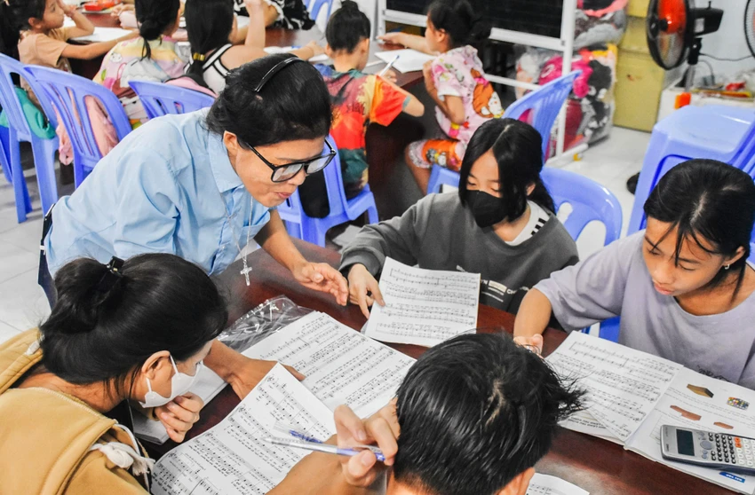 Không chỉ dạy chữ, cô Đức còn dạy các em cầm, kỳ, thi, họa. Ảnh: MỸ TÂM z6544191365720_515ddf04a13dd2397f84acef049da40f.jpg