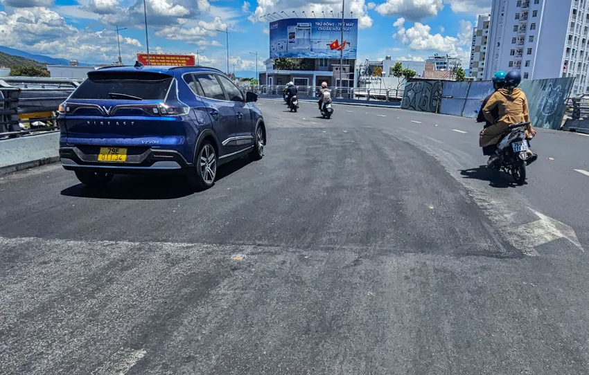 Sau khi bóc tách bê tông nhựa để kiểm tra nguyên nhân, mặt bằng nơi này đã được hoàn trả để lưu thông. Ảnh chụp trưa 16-5. Ảnh: XUÂN HOÁT 20250516_110630(0).jpg