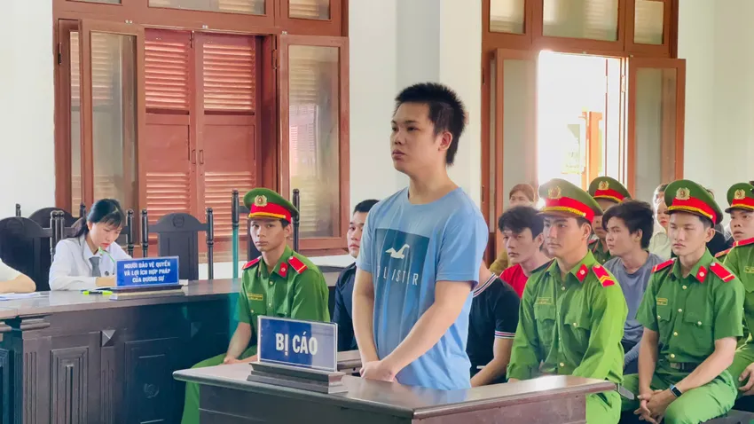 Bị cáo Võ Công tại tòa. Ảnh: T. MINH khuyên giải làm hò