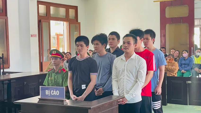 Các bị cáo tại phiên tòa. Ảnh: T. MINH z6667255819872_8911bb60fc8a8bfd56e1d795c93399ab.jpg