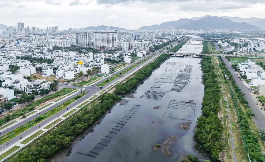 Sông Quán Trường có vị thế quan trọng, chảy qua nhiều phường của Nha Trang. Ảnh: XUÂN HOÁT du lịch sông nước.jpg