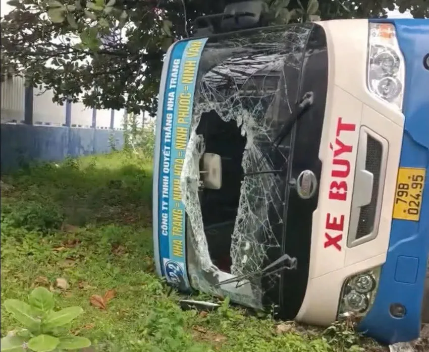 Kính chắn gió xe buýt vỡ nát sau tai nạn. Ảnh: AB hãng Quyết Thắng.jpg