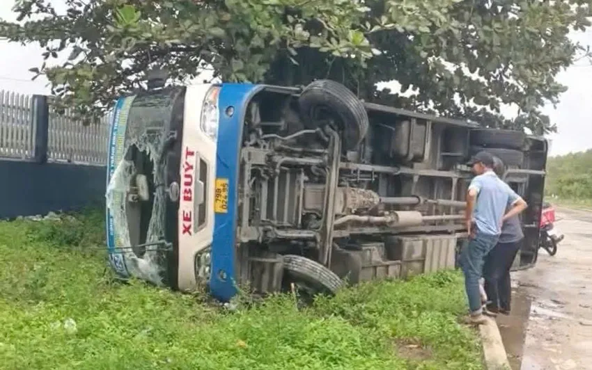 Xe buýt của hãng Quyết Thắng bị lật khi đang chở khách. Ảnh: AB Xe buýt của hãng Quyết Thắng bị lật khi đang chở khách. Ảnh: AB