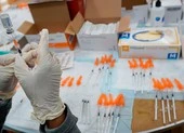Ấn Độ: Nhiều thi thể thiêu một phần bị thả xuống sông ảnh 2 Bỏ bản quyền vaccine ngừa COVID-19, không đơn giản