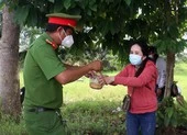 Nới lỏng giãn cách, người dân các tỉnh vào lại TP Cần Thơ khá nhiều ảnh 9 Công an quận Cái Răng tặng nước, nấu mì cho bà con trên đường về quê