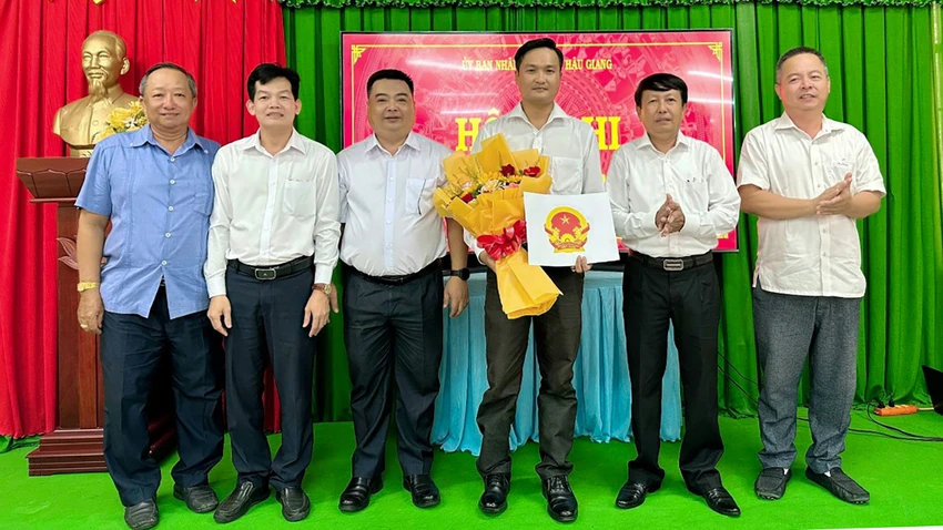 Chủ tịch UBND tỉnh Hậu Giang tiếp nhận và bổ nhiệm ông Nguyễn Đức Thoại (thứ ba từ phải sang) giữ chức Phó Chánh Thanh tra tỉnh Hậu Giang. Ảnh: BT pho-chanh-thanh-tra-hau-giang.jpg