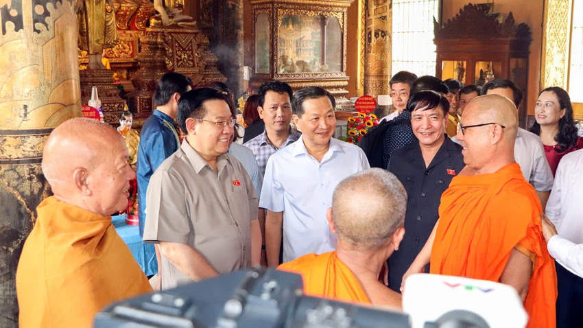 Chủ tịch Quốc hội Vương Đình Huệ và Phó Thủ tướng Lê Minh Khái cùng đoàn công tác đến thăm cùng đoàn công tác đến thăm, chúc mừng Lễ Sene Dolta đồng bào Khmer và làm việc với Ban Trị sự Giáo hội Phật giáo tỉnh Sóc Trăng. Ảnh: CHÂU ANH chu-tich-quoc-hoi-1.jpg
