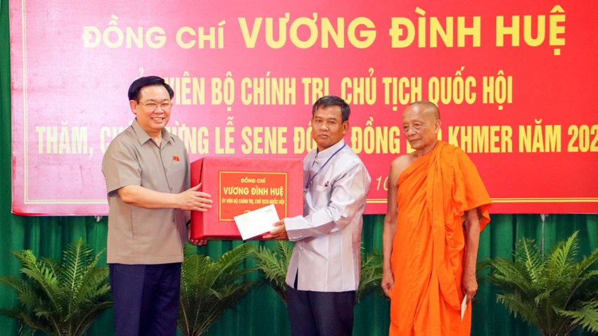 Dịp này, Chủ tịch Quốc hội Vương Đình Huệ tặng quà cho các Hòa thượng, Thượng tọa, Đại đức, các vị chức sắc, sư sãi... Ảnh: CHÂU ANH chu-tich-quoc-hoi-3.jpg