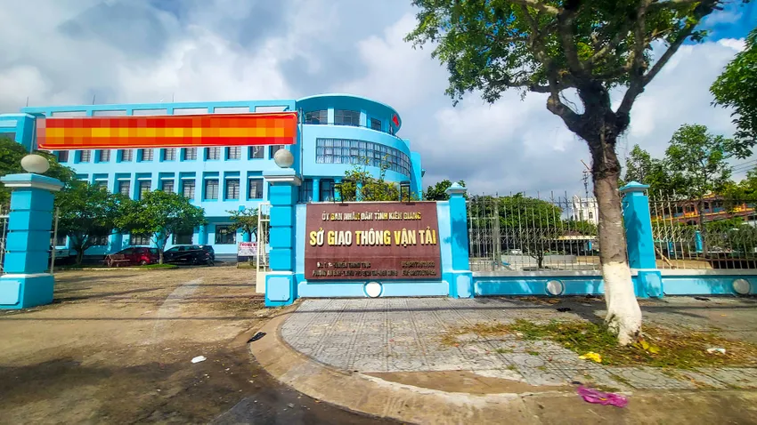 Sở GTVT tỉnh Kiên Giang vừa ban hành Quyết định thu hồi phù hiệu của 59 phương tiện vi phạm tốc độ từ 5 lần/1.000 km xe chạy trong tháng 7-2023. Ảnh: CHÂU ANH so-gtvt-kien-giang-3.jpg