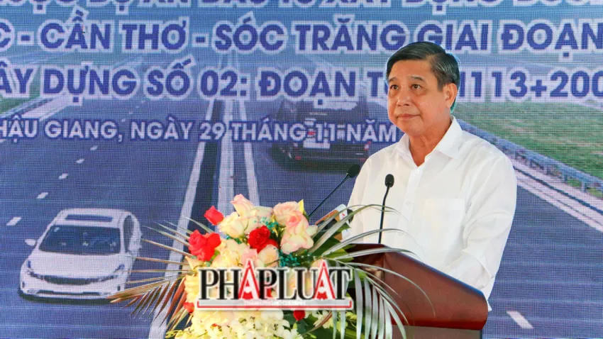 Ông Đồng Văn Thanh, Chủ tịch UBND tỉnh Hậu Giang đề nghị chủ đầu tư, đơn vị thi công triển khai thi công phải đảm bảo chất lượng, đáp ứng yêu cầu tiến độ đề ra; không chỉ đạt mà phải vượt tiến độ. Ảnh: CHÂU ANH cao-toc-2.jpg