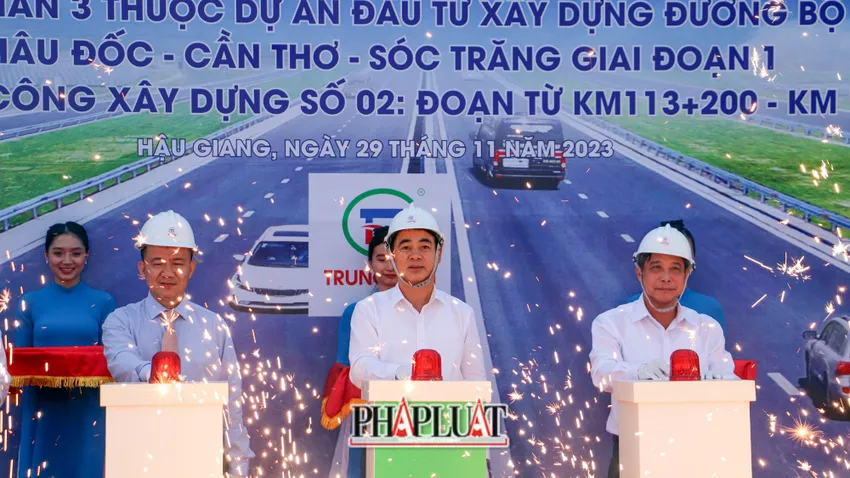 Lãnh đạo tỉnh Hậu Giang và các đại biểu tham dự thực hiện nghi thức khởi công gói thầu xây lắp số 2 của dự án thành phần 3. Ảnh: CHÂU ANH cao tốc Châu Đốc Cần Thơ Sóc Trăng 1