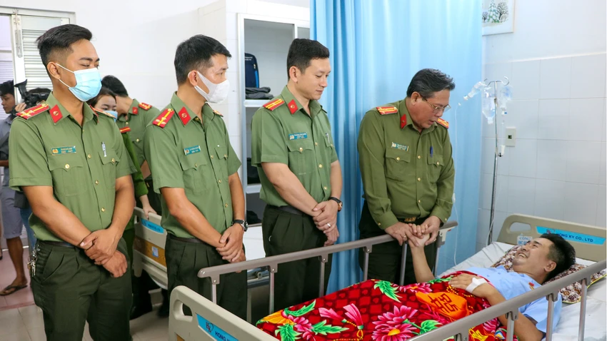 Đoàn công tác của Công an tỉnh Kiên Giang đến thăm Đại úy Trần Hoàng Ngôi bị thương khi bắt cát lậu. Ảnh: TIẾN DŨNG Công an tỉnh Kiên Giang thăm Đại úy công an bị thương khi bắt cát tặc