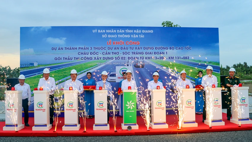 Hậu Giang sẽ phát triển hai hành lang kinh tế động lực là cao tốc Cần Thơ - Cà Mau kết nối với TP.HCM và cao tốc Châu Đốc - Cần Thơ - Sóc Trăng, kết nối với các tỉnh Nam Sông Hậu. Ảnh: CHÂU ANH Hậu Giang khởi công cao tốc