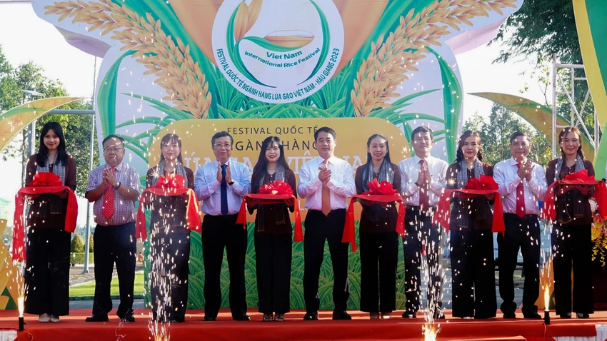 Lãnh đạo tỉnh hậu Giang và các đại biểu thực hiện nghi thức khai mạc triển lãm "Con đường lúa gạo Việt Nam". Ảnh: ET Con đường lúa gạo Việt Nam