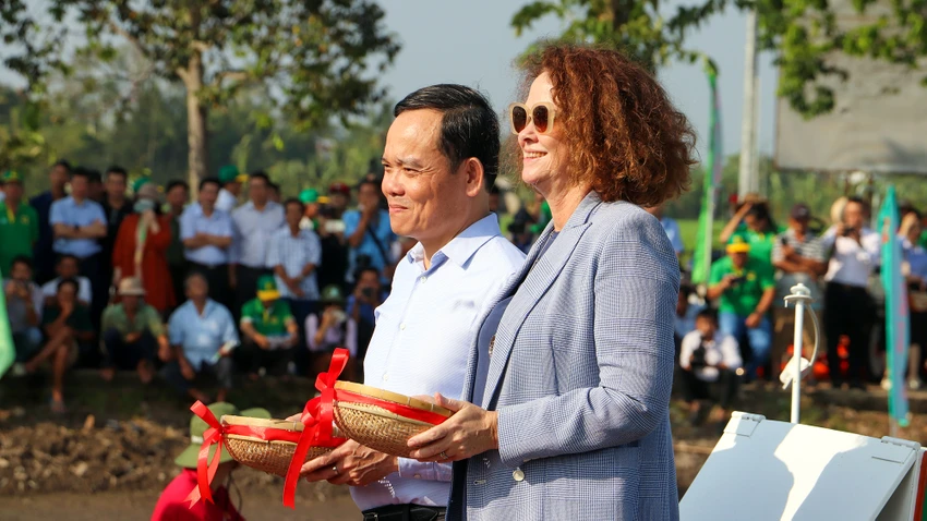 Sau buổi lễ phát động, đại biểu tham dự đã đổ thóc mầm vào máy gieo sạ, thực hiện nghi thức phát động triển khai đề án. Ảnh: CHÂU ANH festival-quoc-te-nganh-hang-lua-gao-hau-giang-2.jpg