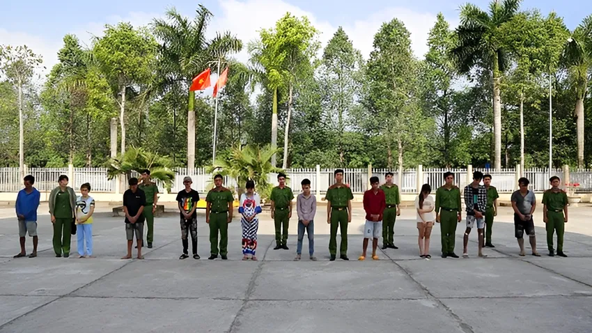 Công an Sóc Trăng đã kiểm tra nhiều địa điểm trên địa bàn huyện Châu Thành, phát hiện, thu giữ nhiều tang vật và bắt giữ và triệu tập nhiều người liên quan. Ảnh: CAST Công an Sóc Trăng bắt nhiều người liên quan đường dây buôn bán ma túy