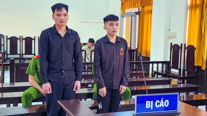 Bị cáo Nguyễn Văn Quảng (trái) và bị cáo Đặng Tấn Lợi tại phiên xét xử sơ thẩm. Ảnh: VĂN VŨ Mừng sinh nhật bằng tiệc ma túy