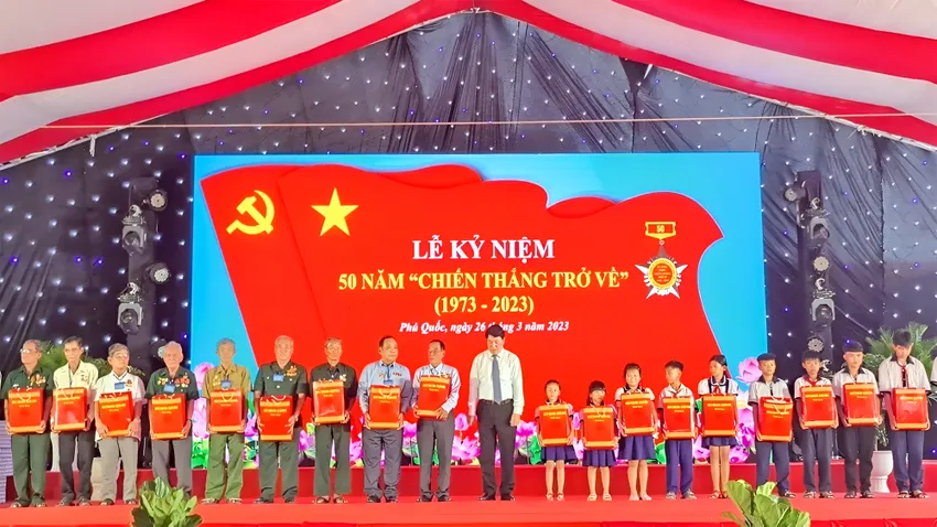 Lễ kỷ niệm 50 năm “Chiến thắng trở về” được tổ chức tại TP Phú Quốc (tỉnh Kiên Giang) nhằm tưởng niệm, tri ân anh hùng, liệt sĩ đã hi sinh, góp phần nâng cao nhận thức, trách nhiệm về công tác đền ơn đáp nghĩa. Ảnh: HOÀNG HỮU 50-nam-nha-tu-phu-quoc-kien-giang-2404.jpg
