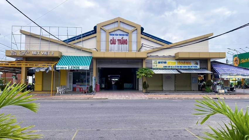Theo đề án thành lập thị trấn Tân Long, UBND tỉnh Hậu Giang cho biết hoạt động thương mại - dịch vụ trên địa bàn xã hiện phát triển mạnh mẽ, đặc biệt tại khu vực trung tâm thương mại chợ Cầu Trắng. Ảnh: CHÂU ANH Cử tri Hậu Giang ủng hộ thành lập 2 thị trấn
