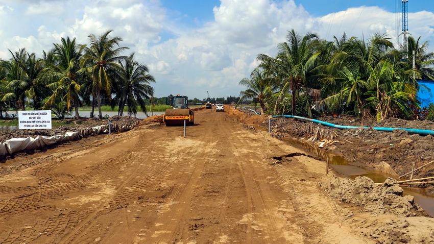 UBND tỉnh Sóc Trăng đề nghị Bộ TN&MT hỗ trợ, hướng dẫn địa phương trình tự, thủ tục cấp phép khai thác theo cơ chế đặc thù (Trong ảnh: cao tốc Cần Thơ - Cà Mau đoạn thí điểm sử dụng cát biển). Ảnh: CHÂU ANH Sóc Trăng đề nghị Bộ TN&MT hướng dẫn các nội dung liên quan đến khai thác cát biển