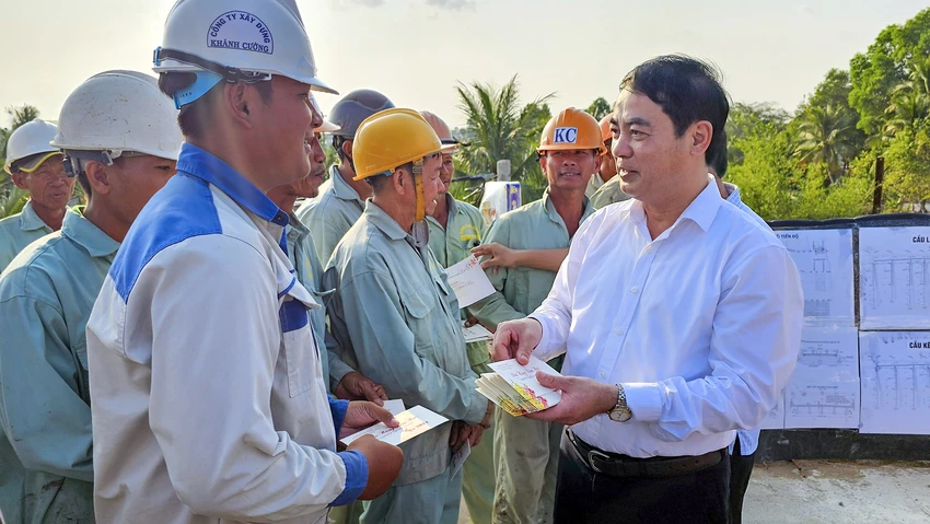 Ông Nghiêm Xuân Thành, Bí thư Tỉnh ủy Hậu Giang chúc Tết các công nhân đang thi công tại công trình đường tỉnh 931. Ảnh: NGUYỄN MỘNG bi-thu-hau-giang-1.jpg