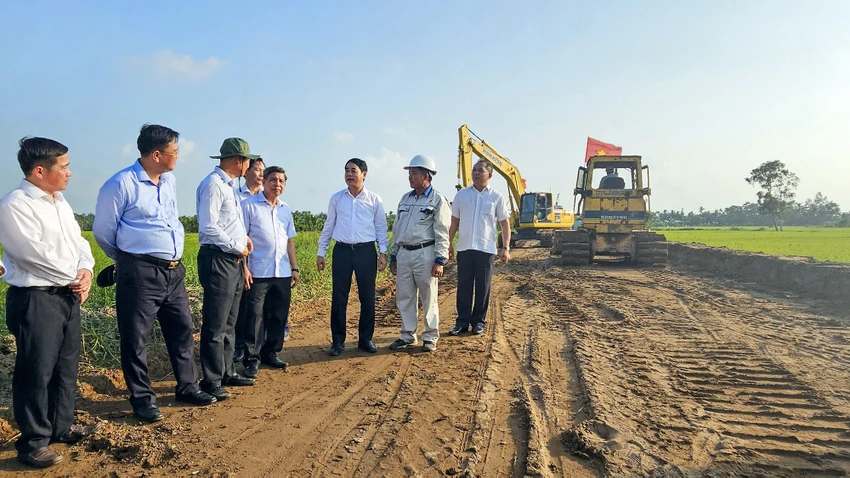 Ông Nghiêm Xuân Thành (thứ ba từ phải qua), Bí thư Tỉnh ủy Hậu Giang đánh giá cao sự nỗ của các đơn vị, các kỹ sư, công nhân và người lao động tại công trường. Ảnh: NGUYỄN MỘNG Bí thư Tỉnh ủy Hậu Giang chúc tết các công nhân thi công xuyên Tết