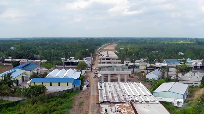 Theo báo cáo của chủ đầu tư, sản lượng xây lắp của dự án cao tốc Cần Thơ - Cà Mau hiện đạt gần 23%, còn chậm khoảng 6,6% so với kế hoạch. Ảnh: BT 2024-cao-toc-can-tho-ca-mau-3.jpg