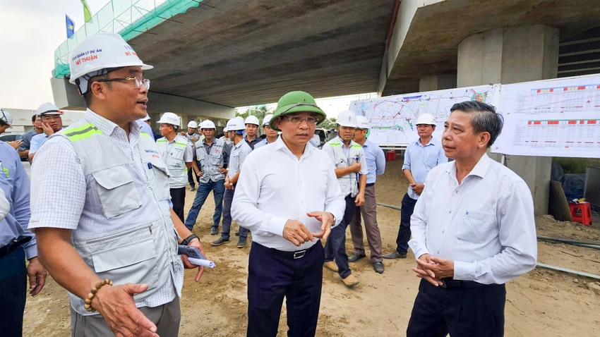 Bộ trưởng Bộ GTVT Nguyễn Văn Thắng cho rằng việc dự án còn thiếu hơn 3 triệu m3 cát đắp nền là một thách thức cần tiếp tục khắc phục, tháo gỡ để đảm bảo tiến độ của dự án. Ảnh: BT Bộ trưởng Bộ GTVT kiểm tra tiến độ thi công cao tốc Cần Thơ - Cà Mau