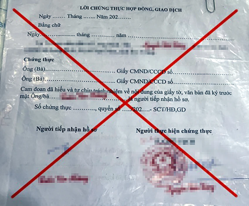 Giấy tờ làm giả bị phát hiện trên địa bàn tỉnh Sóc Trăng. Ảnh: CA Công an Sóc Trăng khởi tố 31 bị can có hành vi sử dụng tài liệu giả