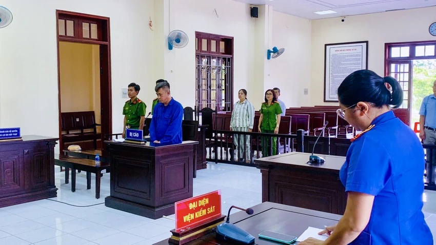 Bị cáo Lương Minh Hưng, cựu chấp hành viên Chi cục THADS huyện Phụng Hiệp tại toà. Ảnh: BB Cựu chấp hành viên THADS ở Hậu Giang lãnh thêm một bản án