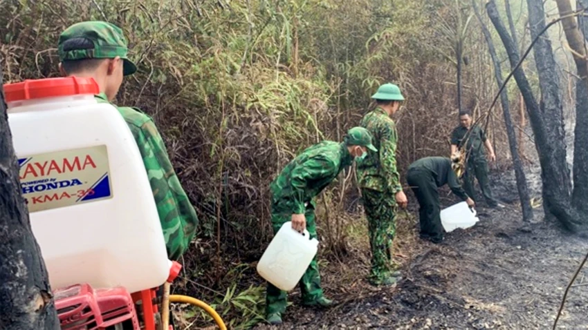 Cán bộ, chiến sĩ Đồn Biên phòng Xà Lực (Bộ đội Biên phòng Kiên Giang) tham gia chữa cháy rừng trên đảo Phú Quốc. Ảnh: UBND tỉnh Kiên Giang Phú Quốc quyết liệt phòng cháy chữa cháy rừng giai đoạn cao điểm mùa khô