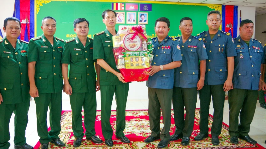 Đoàn cán bộ Bộ chỉ huy Bộ đội Biên phòng tỉnh Kiên Giang tặng quà và chúc mừng tết cổ truyền Chol Chnăm Thmây lực lượng Hiến binh tỉnh Sihanouk. Ảnh: TIẾN VINH Bộ đội Biên phòng Kiên Giang chúc tết lực lượng bảo vệ biên giới biển Campuchia