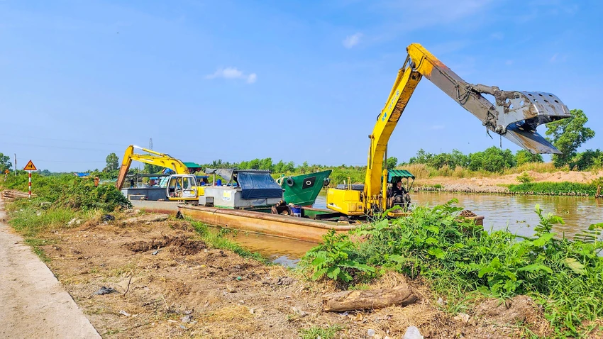 Qua kiểm tra, lực lượng công an Kiên Giang đã thu giữ ba xe cuốc, ba sà lan và khoảng 110 khối đất. Ảnh: VĂN VŨ Công an Kiên Giang bắt quả tang 6 người khai thác đất lậu