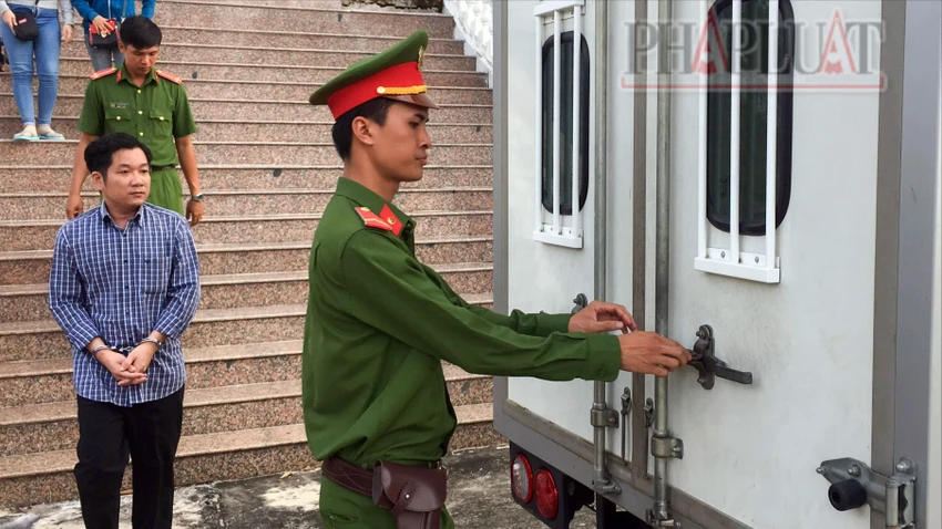 Bị cáo Phan Văn Tập tại phiên xét xử sơ thẩm hồi năm 2018. Ảnh: CHÂU ANH Quỹ tín dụng nhân dân Hậu Giang