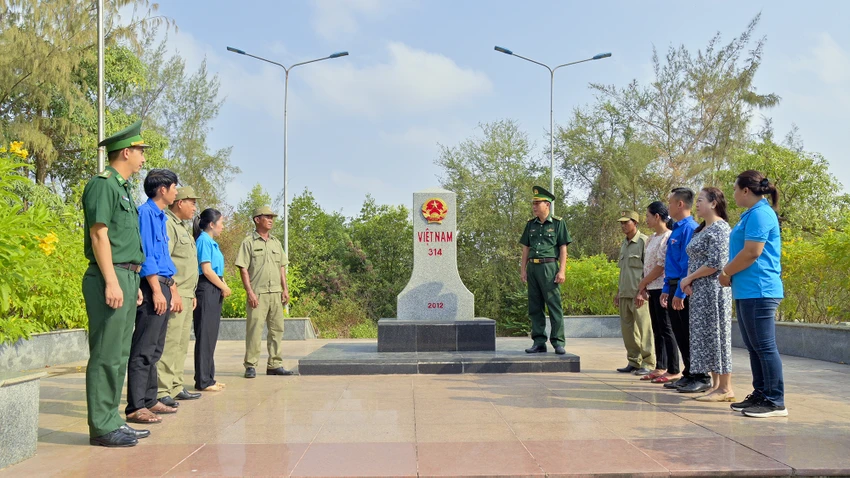 Các lực lượng Biên phòng, Công an, Quân sự, đoàn thể, người cao tuổi trao đổi công việc cần làm trong ngày lễ. Ảnh: TIẾN VINH Biên phòng Kiên Giang gác giữ biên cương cho dân vui lễ