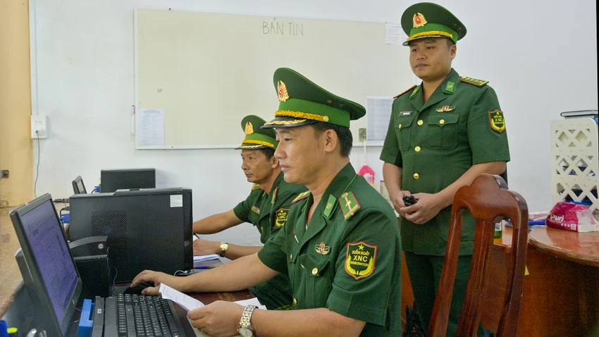 Cán bộ thuộc Trạm kiểm soát biên phòng cửa khẩu Quốc tế Hà Tiên trực làm thủ tục xuất nhập cảnh cho du khách. Ảnh: TIẾN VINH Biên phòng Kiên Giang gác giữ biên cương cho dân vui lễ