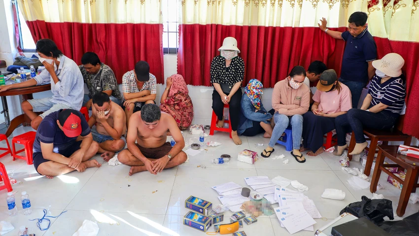 Tại hiện trường, Công an đã bắt giữ 16 người liên quan. Ảnh: ĐỨC TRUNG Công an Sóc Trăng khởi tố 16 bị can lắc tài xỉu ăn tiền