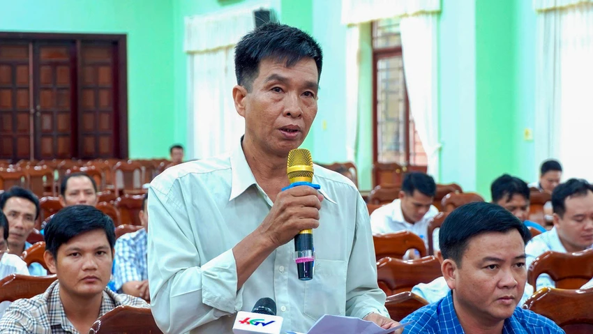 Cử tri gửi gắm nhiều ý kiến, nguyện vọng gửi đến Đoàn ĐBQH tỉnh Hậu Giang. Ảnh: PHƯƠNG QUANG 5-2024-tiep-xuc-cu-tri-hau-giang-2.jpg