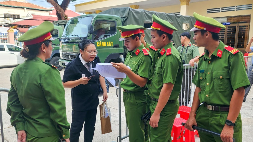 An ninh phiên tòa vụ nổ súng ở Phú Quốc được thắt chặt, những người liên quan tham dự phiên xét xử phải có giấy triệu tập và phải qua kiểm tra an ninh. Ảnh: VĂN VŨ Vụ nổ súng ở Phú Quốc, tỉnh Kiên Giang