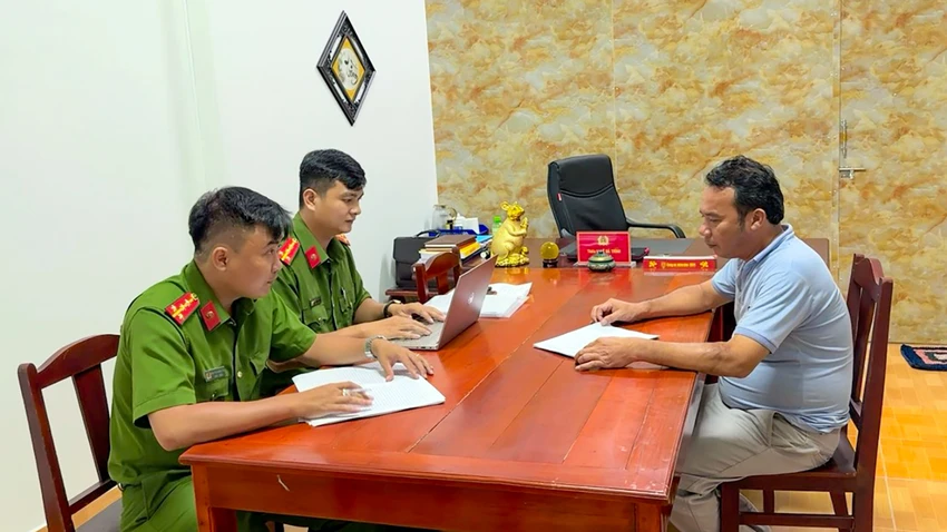 Ông Hoàng Hữu Trường, Kiểm lâm viên thuộc Hạt kiểm lâm TP Phú Quốc đầu thú, khai có nhận hối lộ của công ty LHĐ số tiền 175 triệu đồng. Ảnh: CAKG 1 cán bộ kiểm lâm ở TP Phú Quốc đầu thú, khai đã nhận hối lộ của công ty LHĐ