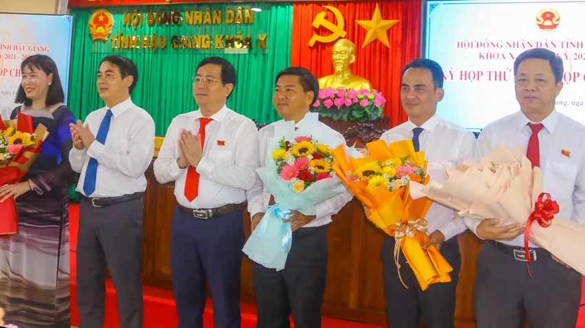 HĐND tỉnh Hậu Giang thống nhất thông qua Nghị quyết miễn nhiệm chức vụ Phó Chủ tịch UBND tỉnh Hậu Giang, nhiệm kỳ 2021-2026 đối với bà Hồ Thu Ánh (bìa trái) để bà này nhận nhiệm vụ mới. Ảnh: PHƯỚC OANH Miễn nhiệm Phó Chủ tịch UBND tỉnh Hậu Giang