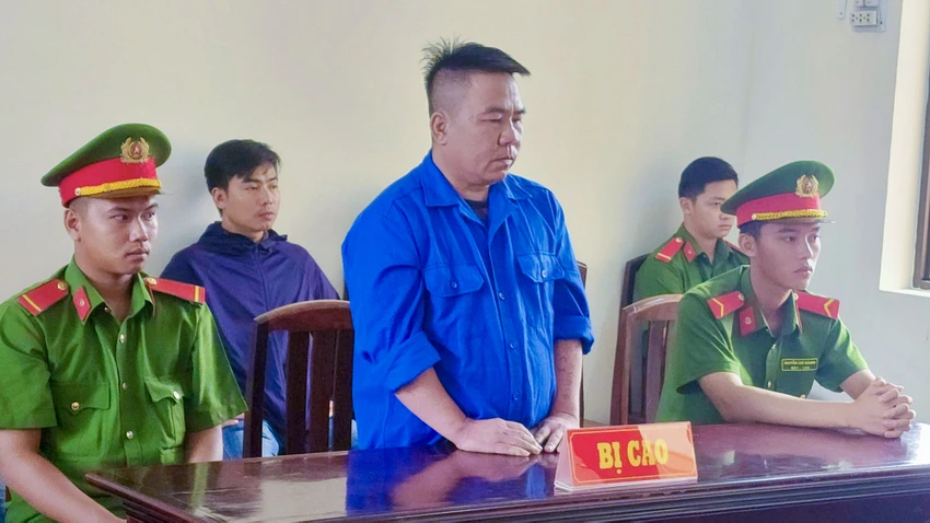 Bị cáo Đặng Văn Ngon tại tòa. Ảnh: VĂN VŨ sát hại vợ hờ
