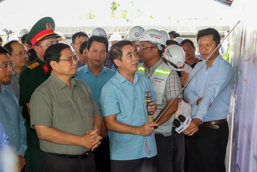 Ông Nghiêm Xuân Thành, Bí thư Tỉnh ủy Hậu Giang báo cáo với Thủ tướng Phạm Minh Chính tận dụng lợi thế các nút giao với đường cao tốc, từ nay đến năm 2030, tỉnh sẽ có ba khu công nghiệp kết nối và một khu du lịch là khu Lung Ngọc Hoàng. Ảnh: CHÂU ANH Thủ tướng kiểm tra cao tốc qua tỉnh Hậu Giang