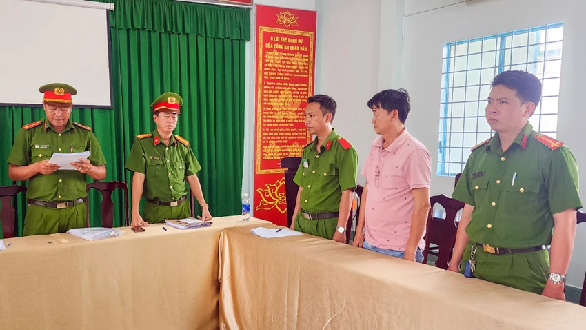 Cơ quan CSĐT Công an huyện An Biên (tỉnh Kiên Giang) tống đạt quyết định khởi tố bị can và lệnh bắt tạm giam bị can Trần Thanh Liêm để điều tra tội nhận hối lộ. Ảnh: VĂN VŨ Công an tỉnh Kiên Giang