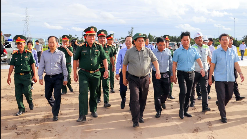 Tại buổi kiểm tra mới đây, Thủ tướng Phạm Minh Chính nhấn mạnh tuyến cao tốc trục ngang Châu Đốc - Cần Thơ - Sóc Trăng kết nối tuyến cao tốc trục dọc Cần Thơ - Cà Mau đi qua địa bàn tỉnh Hậu Giang sẽ tạo dư địa cho địa phương phát triển rất lớn. Ảnh: CHÂU ANH thu-tuong-pham-minh-chinh-kiem-tra-cao-toc-tinh-hau-giang-16.jpg