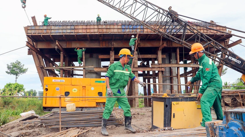 Công nhân thi công trên công trường của dự án thành phần 3 thuộc dự án cao tốc Châu Đốc - Cần Thơ - Sóc Trăng. Ảnh: CHÂU ANH thu-tuong-pham-minh-chinh-kiem-tra-cao-toc-tinh-hau-giang-17.jpg