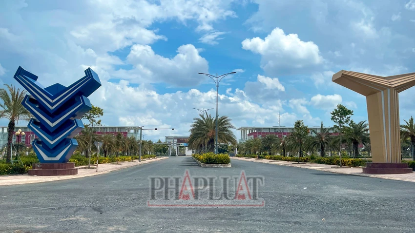 Thanh tra tỉnh Hậu Giang đã phát hiện có hai cây Chà Là thuộc gói thầu phía trước UBND TP và bảy cây Chà Là thuộc gói thầu phía trụ sở Thành ủy được trồng trên vị trí đường vào, thuộc gói thầu khác. Ảnh: CHÂU ANH tp-vi-thanh-tinh-hau-giang-1.jpg