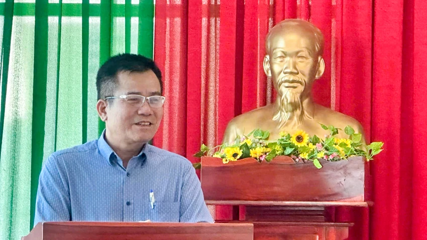 Ông Nguyễn Đình Chung, nguyên Hiệu trưởng THCS-THPT Võ Văn Kiệt chấp nhận lời xin lỗi của Sở GD&ĐT tỉnh Kiên Giang và của nguyên Giám đốc Sở GD&ĐT tỉnh Kiên Giang. Ảnh: HOÀNG HỮU so-gd-tinh-kien-giang-cong-khai-xin-loi-1.jpg