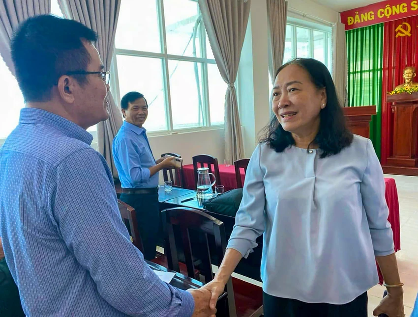 Bà Nguyễn Thị Minh Giang, nguyên Giám đốc Sở GD&ĐT tỉnh Kiên Giang bắt tay xin lỗi ông Nguyễn Đình Chung, nguyên Hiệu trưởng THCS-THPT Võ Văn Kiệt. Ảnh: HOÀNG HỮU so-gd-tinh-kien-giang-cong-khai-xin-loi-2.jpg